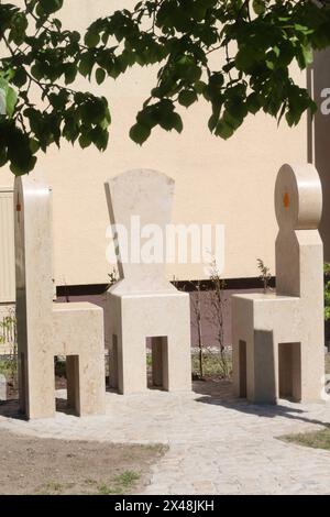 Blick am Mittwoch 01.05.2024 in Malchin Landkreis Mecklenburgische Seenplatte auf das neue Kunstwerk, das an die einstige Synagoge in der Stadt erinnert. In dieser gab es bis 1925 eine jüdisches Bethaus das von 1925 bis 1945 eine katholische Kapelle war. Diese wurde 1945 durch einen Brand zerstört. Jetzt wurden an ihrem früheren Ort im Stadtzentrum drei steinerne Stühle aufgestellt die von dem Bildhauer Michael Spengler stammen. Sie erinnern fortan an an das einstige jüdische Leben in der Stadt. *** Ansicht am Mittwoch 01 05 2024 im Malchin Landkreis Mecklenburgische Seenplatte des neuen Werkes Stockfoto