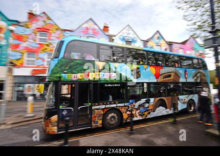 Ein Bus fährt durch Bedminster, Bristol, mit Kunstwerken, um Upfest zu fördern, ein Street Art and Graffiti Festival in Bristol. Es findet vom 17. Mai bis 2. Juni statt und ist Europas größtes Street Art- und Graffiti-Festival. Bilddatum: Mittwoch, 1. Mai 2024. Stockfoto