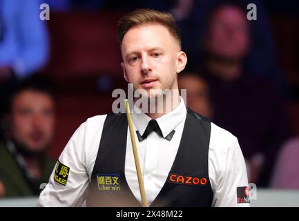 Judd Trump warf nach der Niederlage gegen Jak Jones am 12. Tag der Cazoo-Snooker-Weltmeisterschaft 2024 im Crucible Theatre in Sheffield ein. Bilddatum: Mittwoch, 1. Mai 2024. Stockfoto