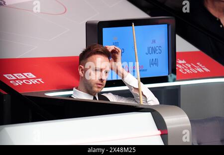 Judd Trump warf nach der Niederlage gegen Jak Jones am 12. Tag der Cazoo-Snooker-Weltmeisterschaft 2024 im Crucible Theatre in Sheffield ein. Bilddatum: Mittwoch, 1. Mai 2024. Stockfoto