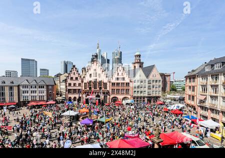 01. Mai 2024, Hessen, Frankfurt/Main: Die Menschen stehen bei der Abschlussveranstaltung auf dem Römerberg. Unter dem Motto "mehr Lohn, mehr Freizeit, mehr Sicherheit" forderten der Deutsche Gewerkschaftsbund (DGB) und seine Mitgliedsgewerkschaften am 1. Mai 2024, dem "Tag der Arbeit", Menschen auf, sich an den Aktivitäten zu beteiligen. Foto: Andreas Arnold/dpa Stockfoto