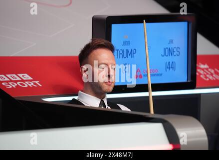 Judd Trump warf nach der Niederlage gegen Jak Jones am 12. Tag der Cazoo-Snooker-Weltmeisterschaft 2024 im Crucible Theatre in Sheffield ein. Bilddatum: Mittwoch, 1. Mai 2024. Stockfoto