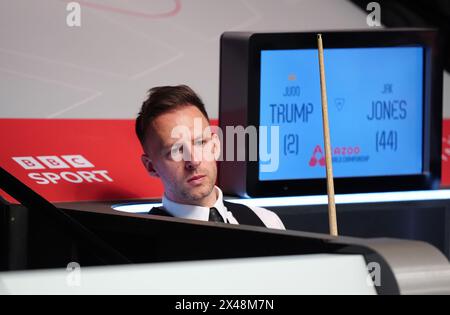 Judd Trump warf nach der Niederlage gegen Jak Jones am 12. Tag der Cazoo-Snooker-Weltmeisterschaft 2024 im Crucible Theatre in Sheffield ein. Bilddatum: Mittwoch, 1. Mai 2024. Stockfoto