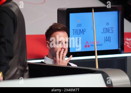 Judd Trump warf nach der Niederlage gegen Jak Jones am 12. Tag der Cazoo-Snooker-Weltmeisterschaft 2024 im Crucible Theatre in Sheffield ein. Bilddatum: Mittwoch, 1. Mai 2024. Stockfoto