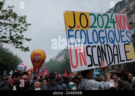 REKORDDATUM NICHT ANGEGEBEN Mai Protest in Paris verschiedene Gewerkschaften treffen sich in Paris zum Internationalen Arbeitstag. Die Demonstration, eine Konvergenz sozialer, ökologischer und feministischer Kämpfe sowie ein Eintreten für Freiheiten, beginnt am Place de la RÃ publique und macht sich auf den Weg zum Place de la Nation. Die Prozession entlang des Boulevard Voltaire symbolisiert die kollektive Stärke der Arbeiter und ihren anhaltenden Kampf für Rechte und Anerkennung. Paris Frankreich Copyright: XJoaoxDanielxPereirax Stockfoto