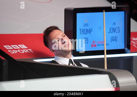 Judd Trump warf nach der Niederlage gegen Jak Jones am 12. Tag der Cazoo-Snooker-Weltmeisterschaft 2024 im Crucible Theatre in Sheffield ein. Bilddatum: Mittwoch, 1. Mai 2024. Stockfoto