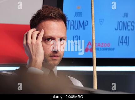 Judd Trump warf nach der Niederlage gegen Jak Jones am 12. Tag der Cazoo-Snooker-Weltmeisterschaft 2024 im Crucible Theatre in Sheffield ein. Bilddatum: Mittwoch, 1. Mai 2024. Stockfoto