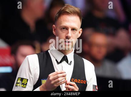 Judd Trump warf nach der Niederlage gegen Jak Jones am 12. Tag der Cazoo-Snooker-Weltmeisterschaft 2024 im Crucible Theatre in Sheffield ein. Bilddatum: Mittwoch, 1. Mai 2024. Stockfoto