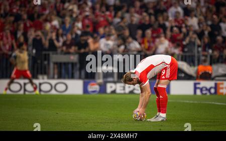 München, Deutschland. 30. April 2024. Elfmeter Harry Kane (München) FC Bayern München - Real Madrid FC Bayern München - Real Madrid 30.04.2024 Copyright Stockfoto