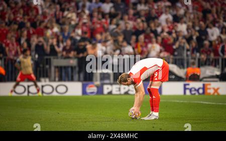 München, Deutschland. 30. April 2024. Elfmeter Harry Kane (München) FC Bayern München - Real Madrid FC Bayern München - Real Madrid 30.04.2024 Copyright Stockfoto
