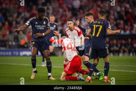 München, Deutschland. 30. April 2024. Jamal Musiala (München) holt Elfmeter gegen Aurelien Tchouameni (Real), Lucas Vazquez (Real), Federico Valverde (R Stockfoto