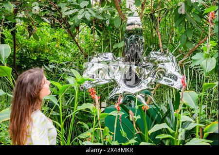 London, Großbritannien. Mai 2024. Light into Life (Titel TBC), 2023 Inside the Temperate House - Marc Quinn: Light into Life at Kew Gardens. Eine neue Ausstellung mit brandneuen Werken, darunter Outdoor-Installationen und Skulpturen im gemäßigten Haus, inspiriert von Kews Pflanzensammlung. Die Ausstellung findet vom Samstag, 4. Mai bis Sonntag, 29. September statt. Guy Bell/Alamy Live News Stockfoto