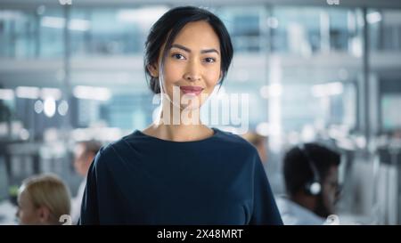 Porträt einer erfolgreichen Geschäftsfrau in stilvoller Kleidung im modernen, vielfältigen Büro, die an Finanz-, Geschäfts- und Marketingprojekten arbeitet. Porträt des schönen asiatischen Managers. Stockfoto