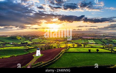 Sonnenuntergang von Devon Windmill über Feldern und Farmen von einer Drohne, Torquay, Devon, England Stockfoto