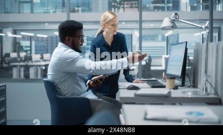Vielfältiges Team von Managern, die im modernen Büro von Big City arbeiten und Gespräche führen. Kollegen Sprechen Über Neue Geschäftschancen, Bewerten Finanzberichte, Planen Investitionsstrategie. Stockfoto