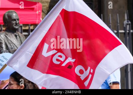 Düsseldorf 01.05.2024 Maidemo 1. Mai-Demo Gewerkschaften verdi ver.di Demonstration DGB Johannes Rau Denkmal Düsseldorf Nordrhein-Westfalen Deutschland *** Düsseldorf 01 05 2024 Mai-Demo 1 Mai Demo Gewerkschaften verdi ver di Demonstration DGB Johannes Rau Denkmal Düsseldorf Nordrhein-Westfalen Deutschland Stockfoto