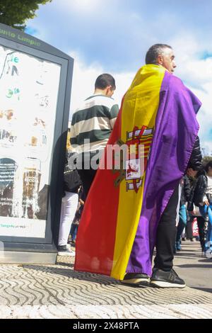 La Felguera, Spanien, 1. Mai 2024: Ein Mann mit der Flagge der Zweiten Spanischen Republik während der Demonstration für Vollbeschäftigung: Weniger Arbeitszeiten, bessere Gehälter, am 1. Mai 2024 in La Felguera, Spanien. Quelle: Alberto Brevers / Alamy Live News. Stockfoto