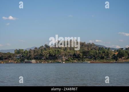 Blick auf die Landschaft, den Mekong und den Mount Phousi von Luang Prabang in Laos, Südostasien Stockfoto