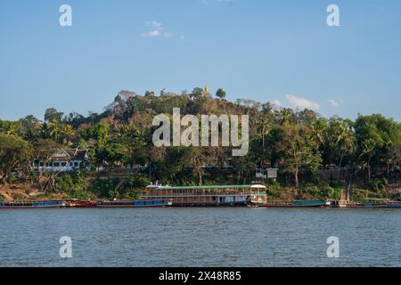 Blick auf die Landschaft, den Mekong und den Mount Phousi von Luang Prabang in Laos, Südostasien Stockfoto