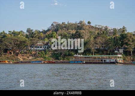 Blick auf die Landschaft, den Mekong und den Mount Phousi von Luang Prabang in Laos, Südostasien Stockfoto