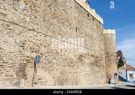 Wall of Avis, malerisches mittelalterliches Dorf, in der Region Alentejo. Portugal. Stockfoto