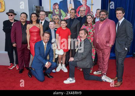 Hollywood, Usa. April 2024 30. HOLLYWOOD, LOS ANGELES, KALIFORNIEN, USA - APRIL 30: Darrell Hammond, Adrian Martinez, Sarah Cooper, Christian Slater, Rachael Harris, Bailey Sheetz, Jack McBrayer, Eleanor Sweeney, Jerry Seinfeld, Jim Gaffigan, Melissa McCarthy, Ted Sarandos, Thomas Lennon und Max Greenfield kommen am 30. April 2024 zur Los Angeles Premiere von Netflix 'Unfrosted' im Egyptian Theatre Hollywood in Hollywood, Los Angeles, Kalifornien, USA. ( Quelle: Image Press Agency/Alamy Live News Stockfoto