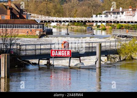 Überflutetes Thames-Wehr bei Marlow, an der Themse, Buckinghamshire, England Stockfoto