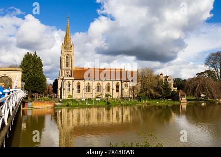 Allerheiligen Pfarrkirche am Ufer der Themse, von der Hängebrücke aus. Marlow, an der Themse, Buckinghamshire, England Stockfoto