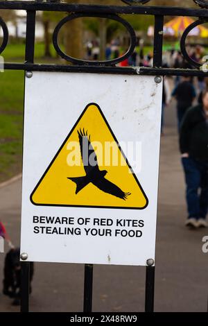 Achtung vor roten Drachen, die Ihr Essen stehlen. Warnschild an den Toren des Higginson Parks und Spielplatzes, Marlow, an der Themse, Buckinghamshire, eng Stockfoto