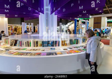 Buenos Aires, Argentinien; 26. April 2024: Senior Woman schaut sich Bücher am Stand der Stadt Lissabon auf der Buchmesse von Buenos Aires an. Stockfoto