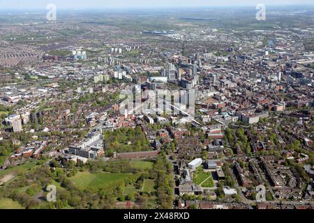 Blick aus der Vogelperspektive auf das Stadtzentrum von Leeds von Over Woodhouse Moor auf die University, West Yorkshire Stockfoto