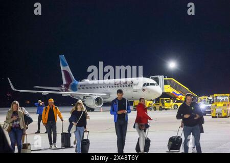 01.05.2024, Salzburg, AUT, unterwegs in Salzburg, Reportage, Themenbild, Symbolbild, Verschiedene Themenbilder, Flughafen, im Bild eine Maschine der Eurowings landet am Abend des 30.04.2024 aus Palma de Mallorca am Flughafen von Salzburg, Passagiere beim Verlassen des Flugzeuges, Reisende, Reisen, Koffer, *** 01 05 2024, Salzburg, AUT, unterwegs in Salzburg, Reportage, Themenbild, Symbolbild, verschiedene Themenbilder, flughafen, auf dem Bild landet ein Eurowings Flugzeug am Abend des 30 04 2024 von Palma de Mallorca am Flughafen Salzburg, Passagiere verlassen das Flugzeug, Reisende, reisen, s Stockfoto