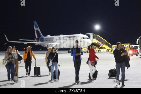 01.05.2024, Salzburg, AUT, unterwegs in Salzburg, Reportage, Themenbild, Symbolbild, Verschiedene Themenbilder, Flughafen, im Bild eine Maschine der Eurowings landet am Abend des 30.04.2024 aus Palma de Mallorca am Flughafen von Salzburg, Passagiere beim Verlassen des Flugzeuges, Reisende, Reisen, Koffer, *** 01 05 2024, Salzburg, AUT, unterwegs in Salzburg, Reportage, Themenbild, Symbolbild, verschiedene Themenbilder, flughafen, auf dem Bild landet ein Eurowings Flugzeug am Abend des 30 04 2024 von Palma de Mallorca am Flughafen Salzburg, Passagiere verlassen das Flugzeug, Reisende, reisen, s Stockfoto