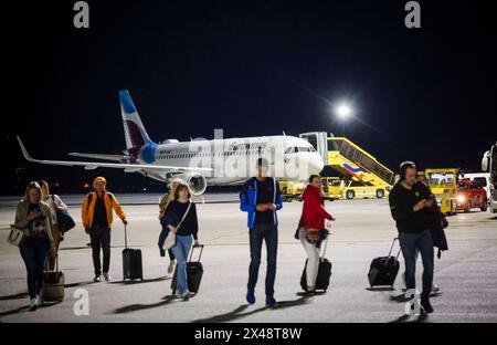 01.05.2024, Salzburg, AUT, unterwegs in Salzburg, Reportage, Themenbild, Symbolbild, Verschiedene Themenbilder, Flughafen, im Bild eine Maschine der Eurowings landet am Abend des 30.04.2024 aus Palma de Mallorca am Flughafen von Salzburg, Passagiere beim Verlassen des Flugzeuges, Reisende, Reisen, Koffer, *** 01 05 2024, Salzburg, AUT, unterwegs in Salzburg, Reportage, Themenbild, Symbolbild, verschiedene Themenbilder, flughafen, auf dem Bild landet ein Eurowings Flugzeug am Abend des 30 04 2024 von Palma de Mallorca am Flughafen Salzburg, Passagiere verlassen das Flugzeug, Reisende, reisen, s Stockfoto