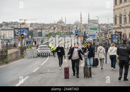 Istanbul, Türkei, 1. Mai 2024, im Vorgriff auf die Proteste zum Tag der Arbeit wurden viele Straßen gesperrt und der Verkehr eingeschränkt. In Istanbul waren Mosty Touristen auf der Straße. Quelle: Ingrid Woudwijk/Alamy Live News Stockfoto