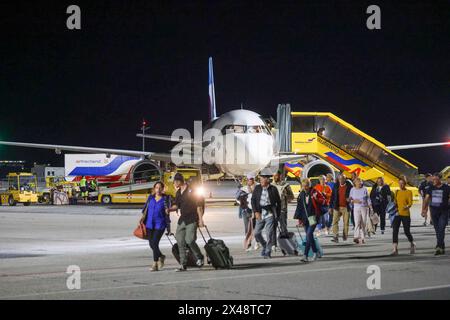 01.05.2024, Salzburg, AUT, unterwegs in Salzburg, Reportage, Themenbild, Symbolbild, Verschiedene Themenbilder, Flughafen, im Bild eine Maschine der Eurowings landet am Abend des 30.04.2024 aus Palma de Mallorca am Flughafen von Salzburg, Passagiere beim Verlassen des Flugzeuges, Reisende, Reisen, Koffer, *** 01 05 2024, Salzburg, AUT, unterwegs in Salzburg, Reportage, Themenbild, Symbolbild, verschiedene Themenbilder, flughafen, auf dem Bild landet ein Eurowings Flugzeug am Abend des 30 04 2024 von Palma de Mallorca am Flughafen Salzburg, Passagiere verlassen das Flugzeug, Reisende, reisen, s Stockfoto