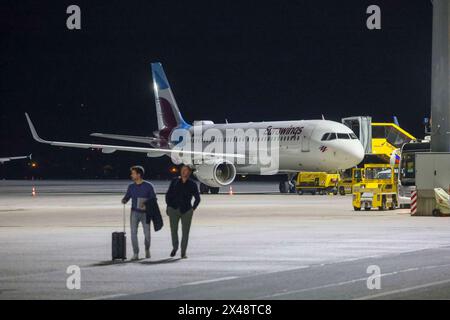 01.05.2024, Salzburg, AUT, unterwegs in Salzburg, Reportage, Themenbild, Symbolbild, Verschiedene Themenbilder, Flughafen, im Bild eine Maschine der Eurowings landet am Abend des 30.04.2024 aus Palma de Mallorca am Flughafen von Salzburg, Passagiere beim Verlassen des Flugzeuges, Reisende, Reisen, Koffer, *** 01 05 2024, Salzburg, AUT, unterwegs in Salzburg, Reportage, Themenbild, Symbolbild, verschiedene Themenbilder, flughafen, auf dem Bild landet ein Eurowings Flugzeug am Abend des 30 04 2024 von Palma de Mallorca am Flughafen Salzburg, Passagiere verlassen das Flugzeug, Reisende, reisen, s Stockfoto