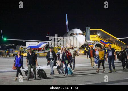 01.05.2024, Salzburg, AUT, unterwegs in Salzburg, Reportage, Themenbild, Symbolbild, Verschiedene Themenbilder, Flughafen, im Bild eine Maschine der Eurowings landet am Abend des 30.04.2024 aus Palma de Mallorca am Flughafen von Salzburg, Passagiere beim Verlassen des Flugzeuges, Reisende, Reisen, Koffer, *** 01 05 2024, Salzburg, AUT, unterwegs in Salzburg, Reportage, Themenbild, Symbolbild, verschiedene Themenbilder, flughafen, auf dem Bild landet ein Eurowings Flugzeug am Abend des 30 04 2024 von Palma de Mallorca am Flughafen Salzburg, Passagiere verlassen das Flugzeug, Reisende, reisen, s Stockfoto