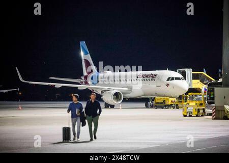 01.05.2024, Salzburg, AUT, unterwegs in Salzburg, Reportage, Themenbild, Symbolbild, Verschiedene Themenbilder, Flughafen, im Bild eine Maschine der Eurowings landet am Abend des 30.04.2024 aus Palma de Mallorca am Flughafen von Salzburg, Passagiere beim Verlassen des Flugzeuges, Reisende, Reisen, Koffer, *** 01 05 2024, Salzburg, AUT, unterwegs in Salzburg, Reportage, Themenbild, Symbolbild, verschiedene Themenbilder, flughafen, auf dem Bild landet ein Eurowings Flugzeug am Abend des 30 04 2024 von Palma de Mallorca am Flughafen Salzburg, Passagiere verlassen das Flugzeug, Reisende, reisen, s Stockfoto