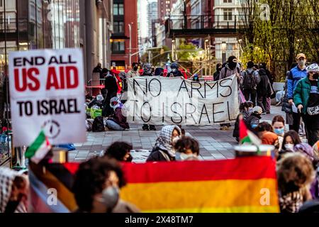 New Yorkl, Usa. April 2024. Studenten der New York University richteten ein Lager in Solidarität mit Gaza ein. Ein vorheriges Lager wurde von der NYPD abgebaut und in einem Kompromiss mit den Verwaltern nahmen Studenten Zelte ab, nahmen aber weiterhin den öffentlichen Raum als Solidaritätslager ein. Mehr als 34.000 Palästinenser wurden getötet, über 77.000 verletzt und Tausende werden im Gazastreifen vermisst. (Foto: Michael Nigro/Pacific Press) Credit: Pacific Press Media Production Corp./Alamy Live News Stockfoto