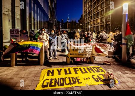 New Yorkl, Usa. April 2024. Studenten der New York University richteten ein Lager in Solidarität mit Gaza ein. Ein vorheriges Lager wurde von der NYPD abgebaut und in einem Kompromiss mit den Verwaltern nahmen Studenten Zelte ab, nahmen aber weiterhin den öffentlichen Raum als Solidaritätslager ein. Mehr als 34.000 Palästinenser wurden getötet, über 77.000 verletzt und Tausende werden im Gazastreifen vermisst. (Foto: Michael Nigro/Pacific Press) Credit: Pacific Press Media Production Corp./Alamy Live News Stockfoto