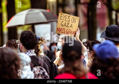 New York, Usa. April 2024. Studenten der New York University richteten ein Lager in Solidarität mit Gaza ein. Ein vorheriges Lager wurde von der NYPD abgebaut und in einem Kompromiss mit den Verwaltern nahmen Studenten Zelte ab, nahmen aber weiterhin den öffentlichen Raum als Solidaritätslager ein. Mehr als 34.000 Palästinenser wurden getötet, über 77.000 verletzt und Tausende werden im Gazastreifen vermisst. (Foto: Michael Nigro/Pacific Press) Credit: Pacific Press Media Production Corp./Alamy Live News Stockfoto