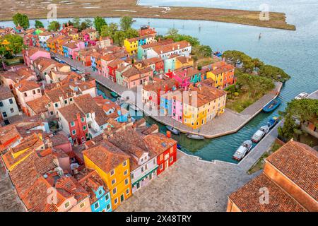 Positive bunte Regenbogeninsel Burano. Stadt am Wasser Venedig. Drohnentyp. Sehenswürdigkeiten, die einen Besuch Wert sind Stockfoto