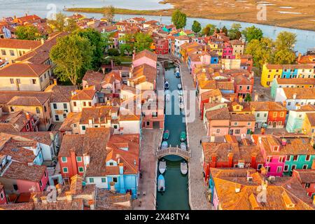 Positive bunte Regenbogeninsel Burano. Stadt am Wasser Venedig. Drohnentyp. Sehenswürdigkeiten, die einen Besuch Wert sind Stockfoto