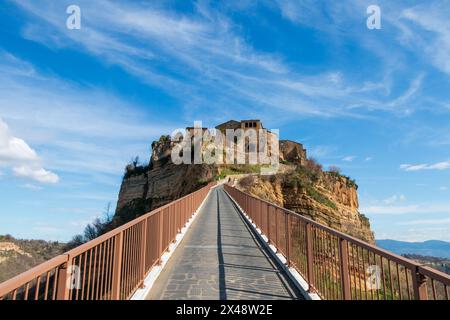 Die einzige Zufahrt zur berühmten Stadt Civita di Bagnoregio Stockfoto