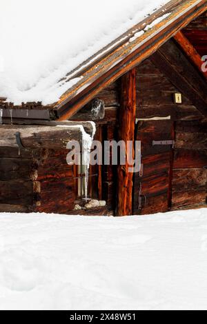 Detail eines kleinen Holzhütten, bedeckt mit Schnee Stockfoto