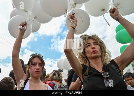 Demonstranten halten während des Internationalen Wokertags Ballons vor dem griechischen Parlament. Athen Griechenland Copyright: XNicolasxKoutsokostasxNicolasxKoutsokostasx DSC 202405010218 Stockfoto