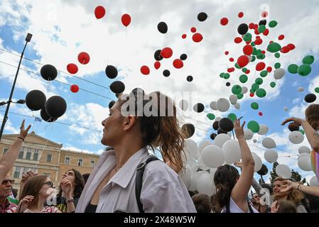 Demonstranten der Demonstranten am 1. Mai lassen Ballons vor dem griechischen Parlament während des Internationalen Wokertags frei. Athen Griechenland Copyright: XNicolasxKoutsokostasxNicolasxKoutsokostasx DSC 202405010266 Stockfoto