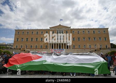 Demonstranten halten während des Internationalen Wokertags eine große palästinensische Flagge vor dem griechischen Parlament. Athen Griechenland Copyright: XNicolasxKoutsokostasxNicolasxKoutsokostasx DSC 202405010062 Stockfoto