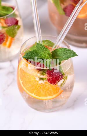 Sommer-Sangria-Cocktail oder Limonade mit Himbeeren, Orange und Minze. Erfrischend Bio nicht-alkoholisch, Detox vitaminiertes gesundes Getränk, Obst in einem in Stockfoto